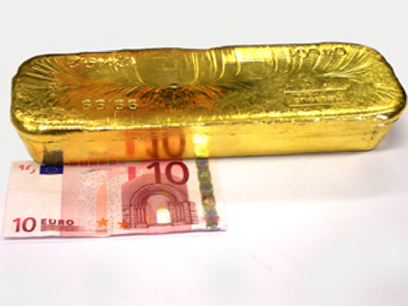 Goldbarren gegenüber 10 € Schein
